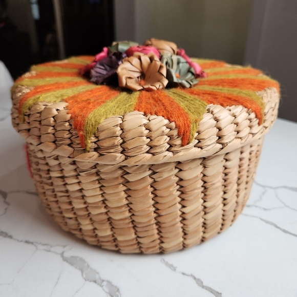 VINTAGE 70s BEAUTIFUL ACAPULCO WOVEN BASKET WITH LID & FLOWERS HAND CRAFTED - Picture 1 of 10